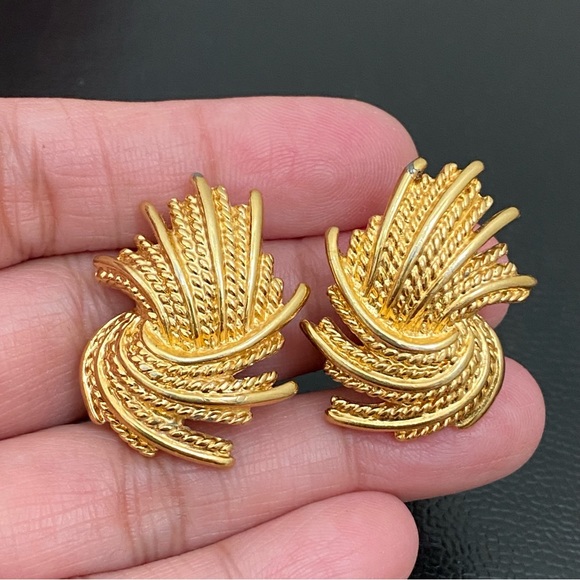 Vintage MONET Signed Gold-tone Wheat Spray Rope Feather Clip On Earrings - Picture 4 of 15